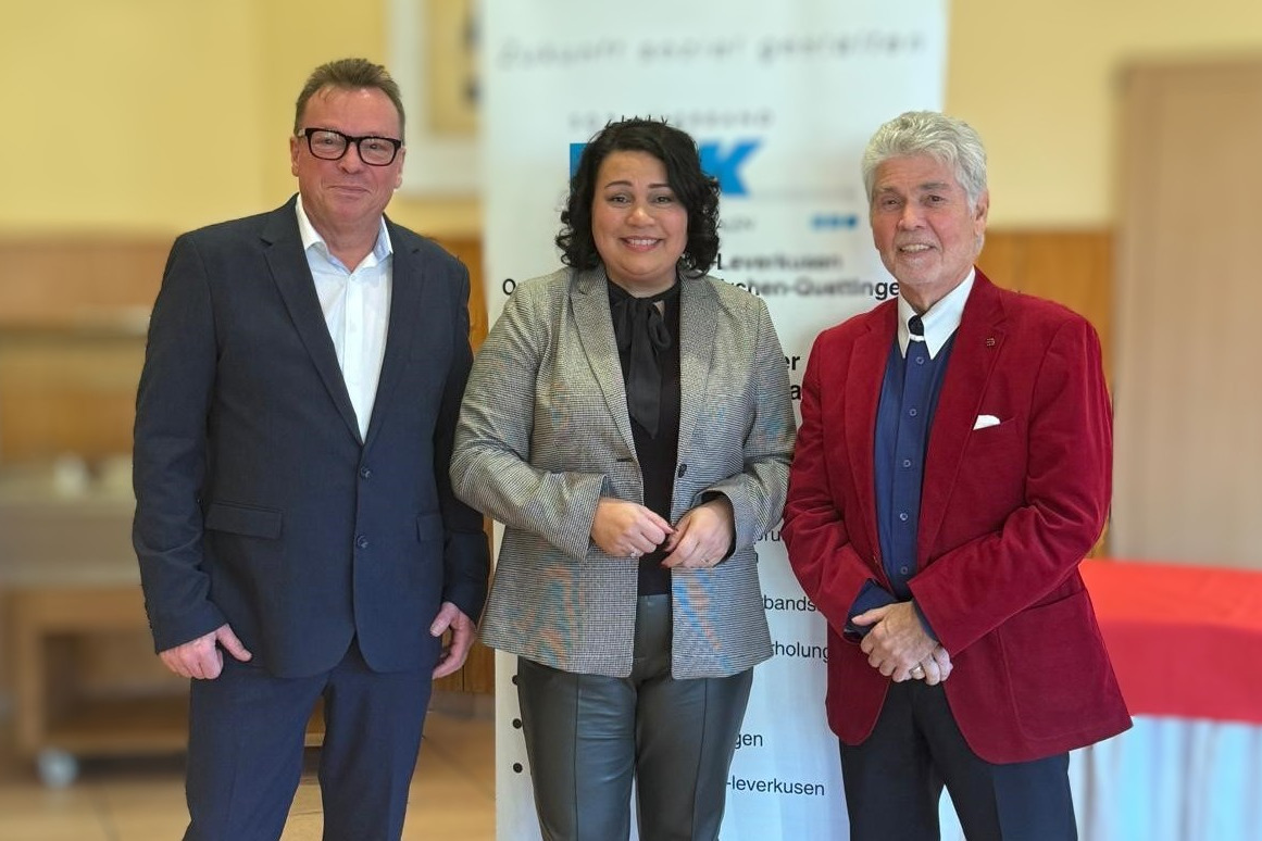 Freuten sich über eine gelungene Veranstaltung: Ralf Mehner-Sievernich (von links, Ortsvorsitzender), Milanie Kreutz (SPD-Fraktionsvorsitzende in Leverkusen und stellvertretende Bundesvorsitzende des dbb beamtenbund und tarifunion) und Bert Lehberger (stellvertretender Ortsvorsitzender).