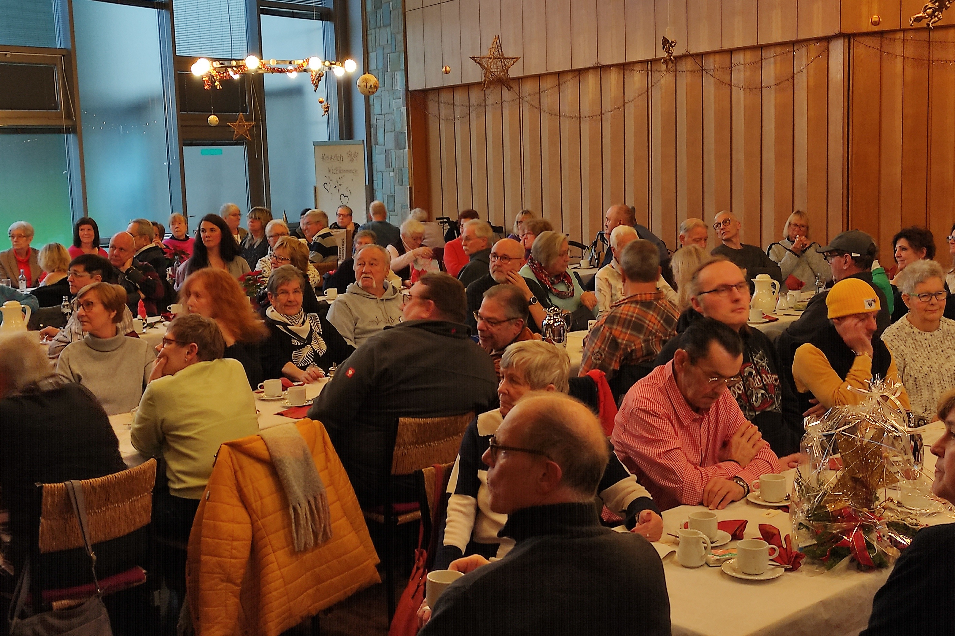 Viele Menschen sitzen an den Tischen