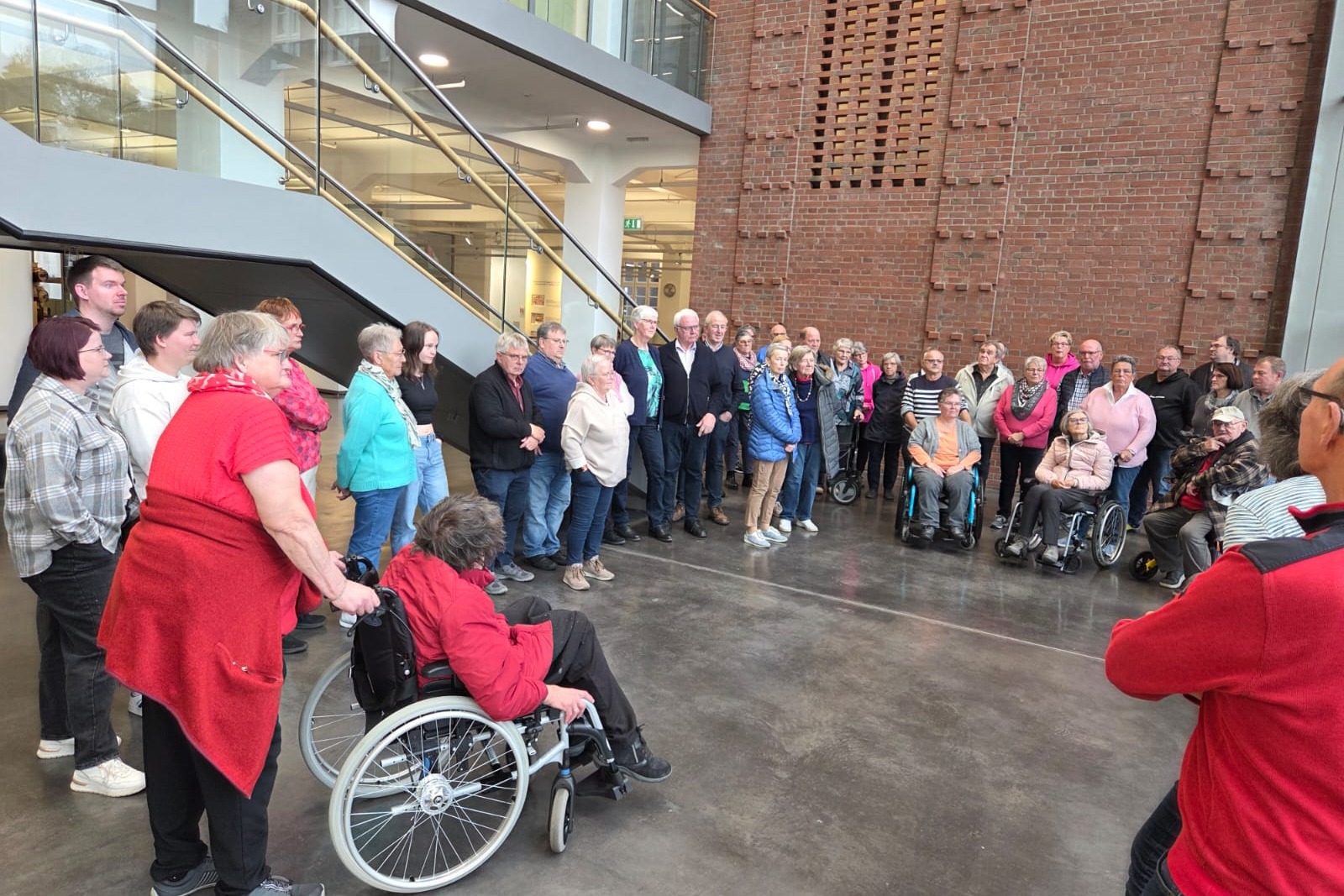 Mitglieder der Ortsverbände im Eingangsbereich. Die Mitglieder der Ortsverbände stehen beim Empfang im Eingangsbereich. Mitarbeiter erklären den Verlauf der Besichtigung.