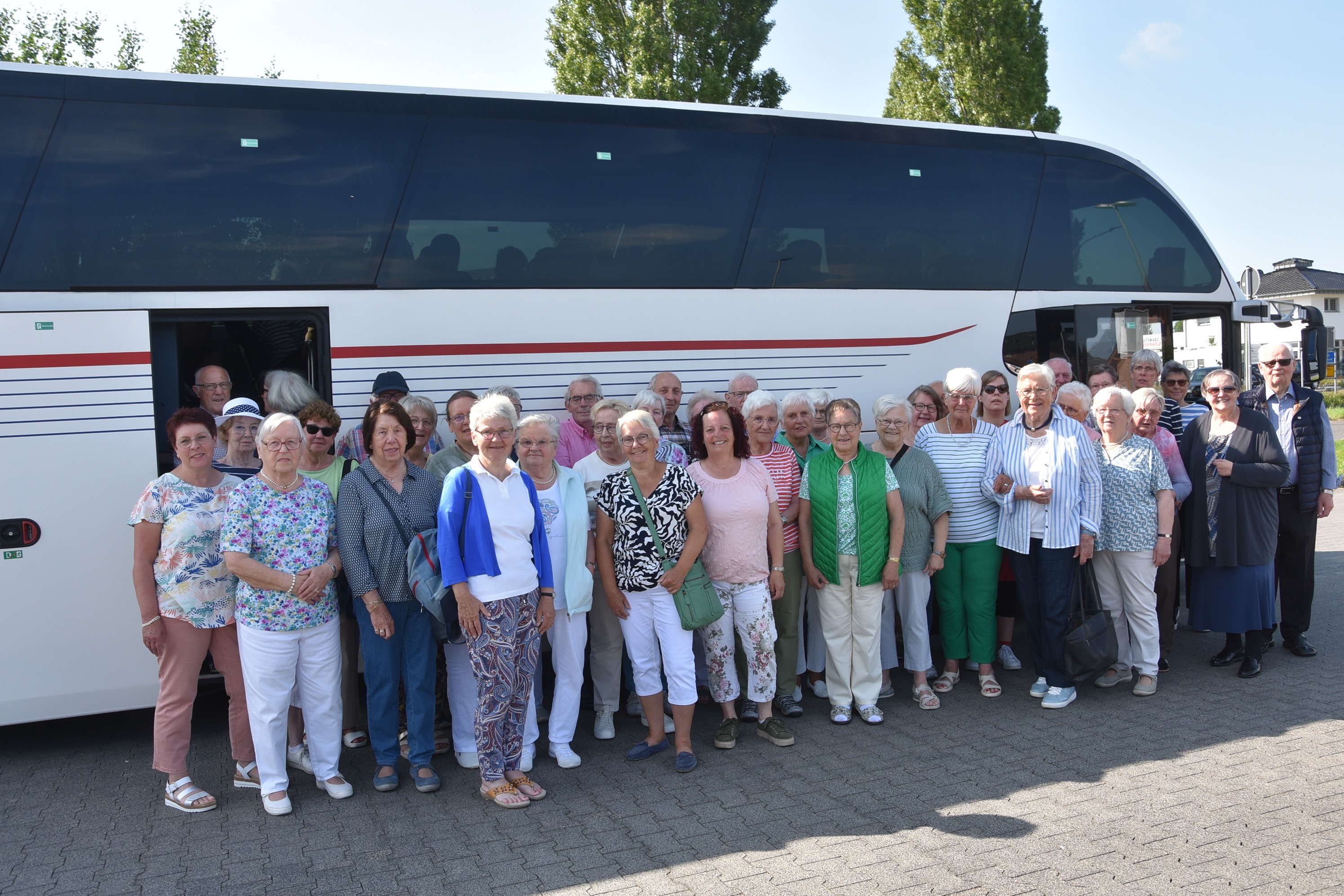 Start zur Tagesfahrt des VdK Emsdetten in die Welt der Pralinen.