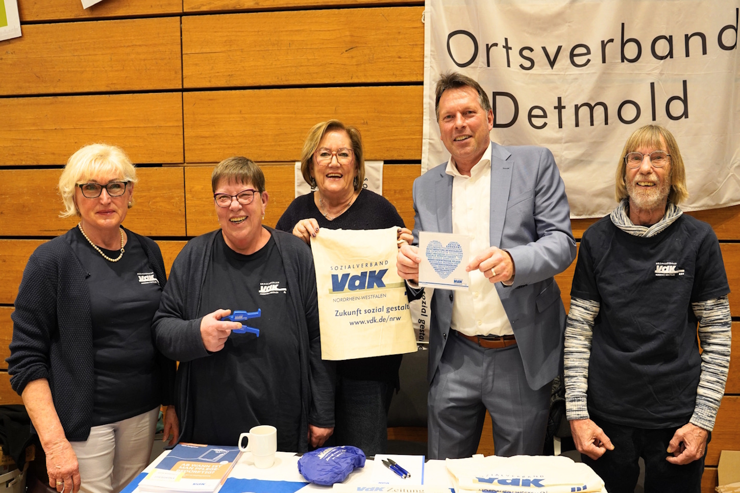 Personen vlnr: Vorstandsmitglieder Erika Stanke, Beate Bornemann, B&uuml;rgermeister Frank Hilker, Ursel Amft und Rainer Makowsky