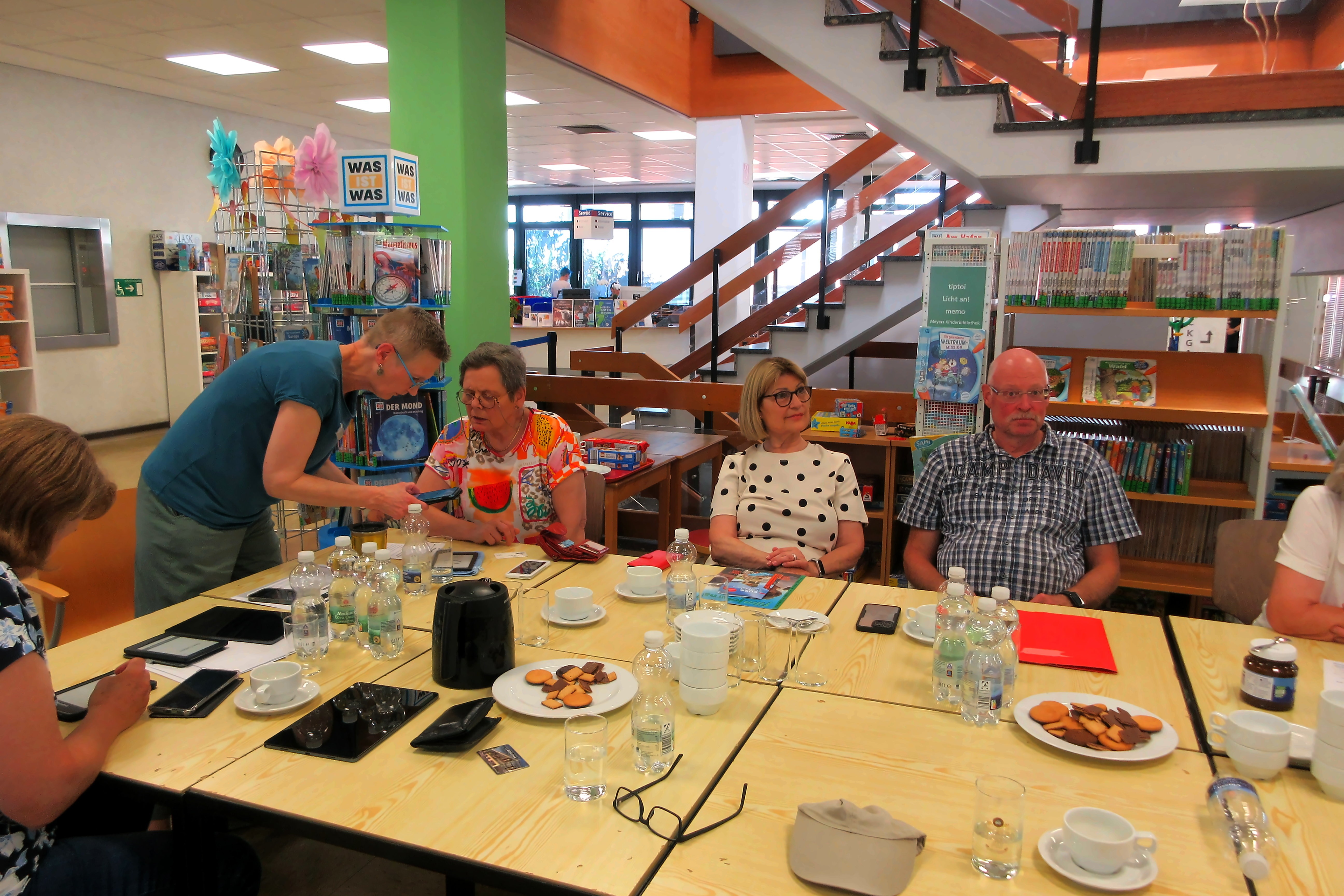 Interessierte Teilnehmerinnen und Teilnehmer informierten sich beim Digitalen Stammtisch in der Stadtbibliothek Homberg-Hochheide über die Nutzung digitaler Bibliotheksangebote. Interessierte Teilnehmerinnen und Teilnehmer informierten sich beim Digitalen Stammtisch in der Stadtbibliothek Homberg-Hochheide über die Nutzung digitaler Bibliotheksangebote.