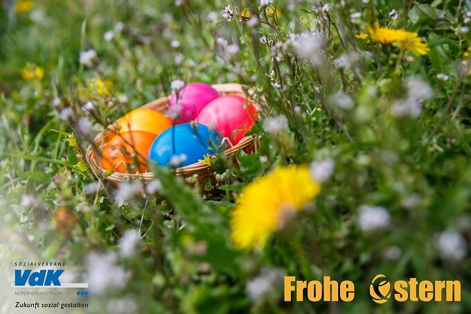 Osternest mit bunten Eiern in der Fr&uuml;hlingswiese
