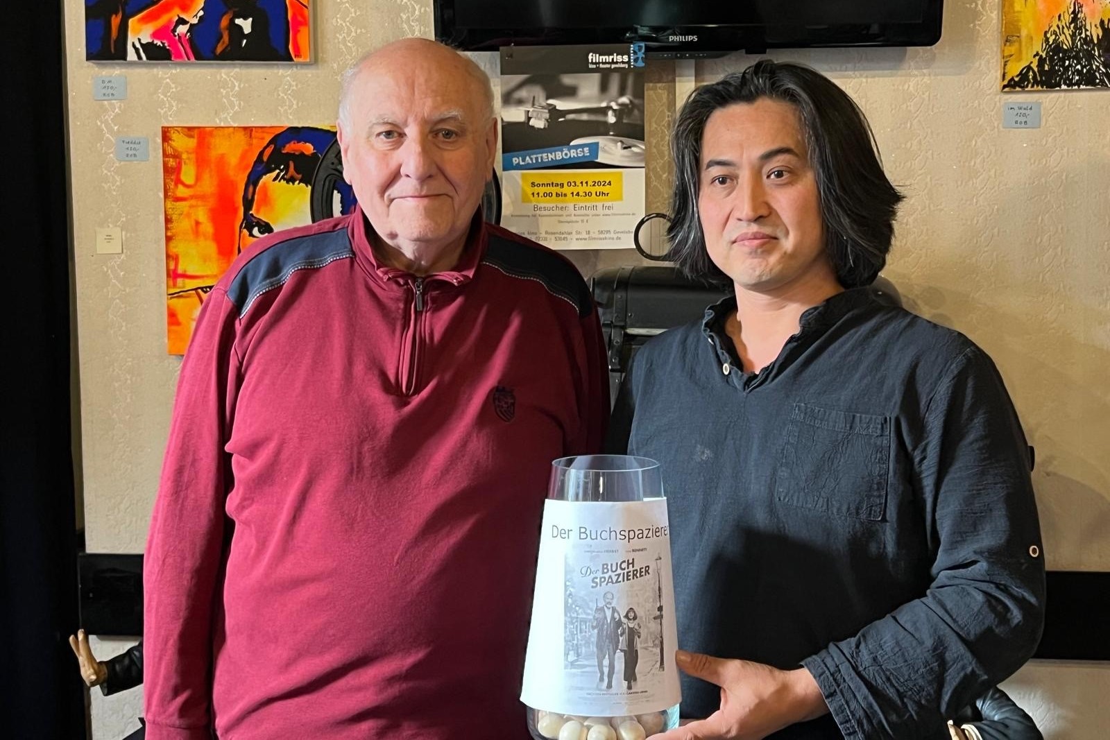 Volker Rabiega, Vorsitzender vom VdK Gevelsberg, und Basir Najimi vom filmriss kino (rechts) konnten am Ende vom Seniorenkino freudig verkünden, dass alle Kinofreunde das Rätsel um die „Liebesbriefe aus Nizza“ gelöst hätten und man sich nun im November auf einen literarischen Spaziergang mit dem „Buchspazierer“ freuen könnte.