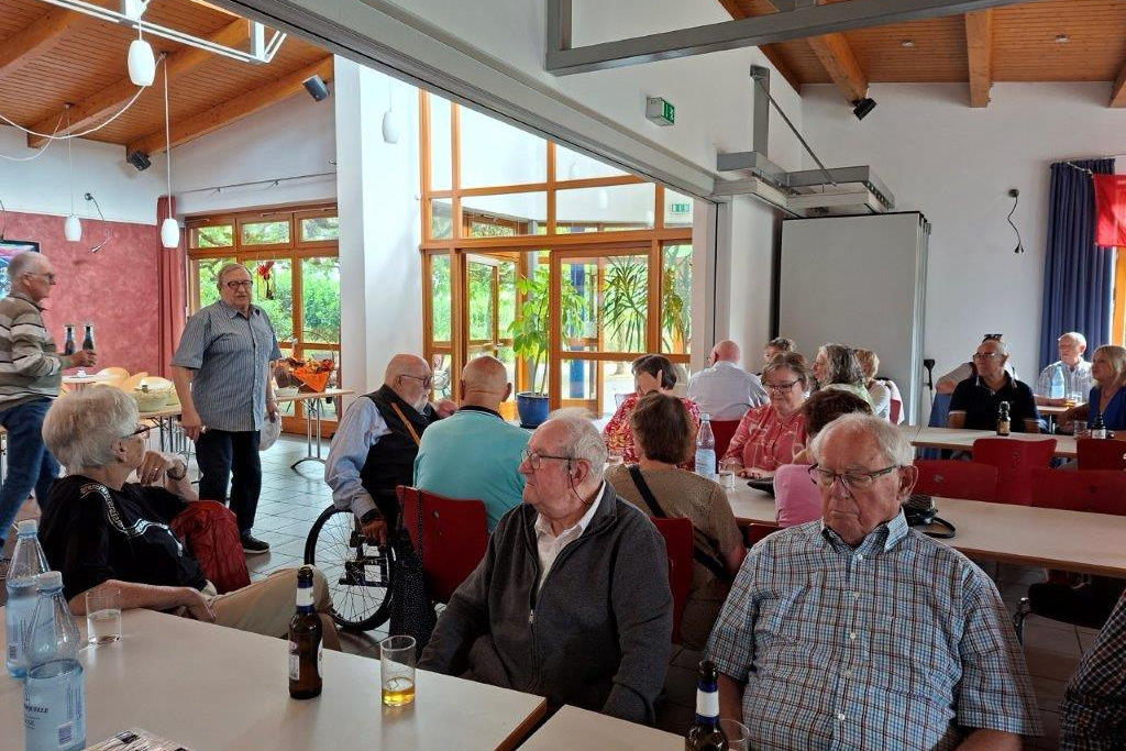 Vorsitzender Klaus Andes begrüßte die Anwesenden 75 Personen. Vorsitzender Klaus Andes begrüßte die Anwesenden 75 Personen.