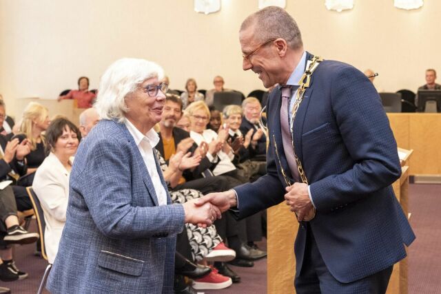 Bürgermeister Uwe Schneidewind schüttelt Christa Liesendahl die Hand.